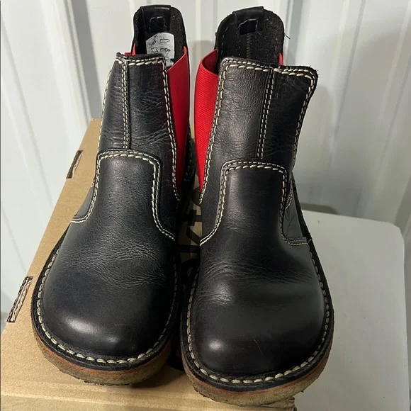 Unisex Black and Red Leather Boots Duckfeet 38 - Picture 2 of 7